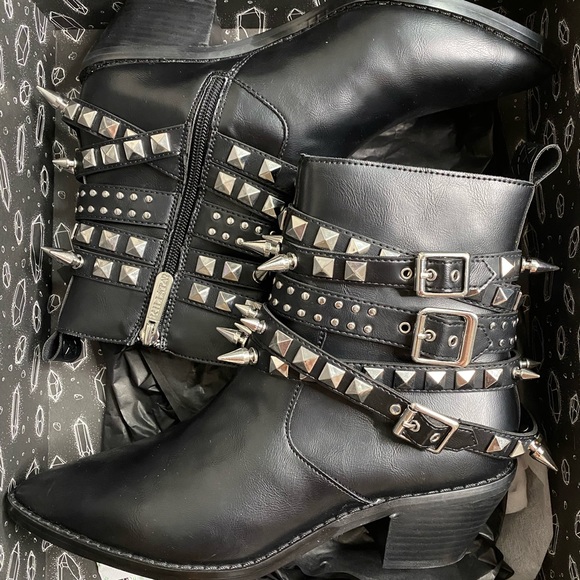 Size 7
Faux Leather.
- Pointed Toe.
- Strap Feature w. Mix Studs.
- 2" Heel. - Picture 3 of 5